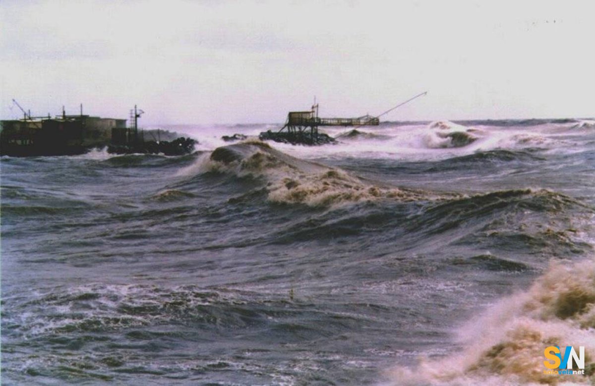 Barra di Fiumicino: durante condizioni meteo avverse è pericoloso navigare sia in entrata che in uscita