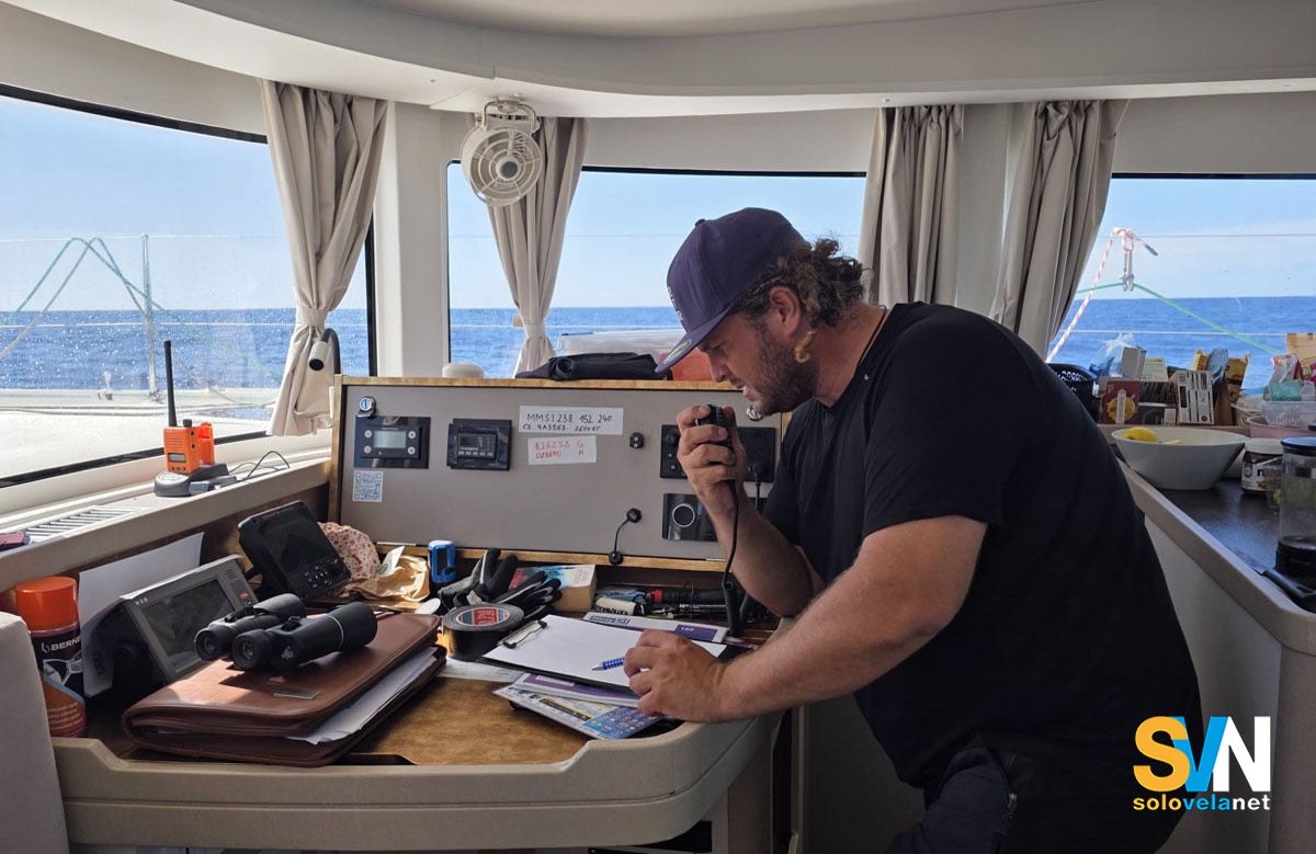 Severin C. Ohlert skipper del Bolubo mentre parla con i soccorritori