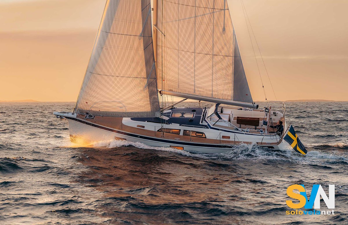 L'Hallberg Rassy 370 avanza di bolina al tramonto