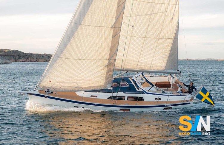 L'Hallberg Rassy 370 in una giorna di vento leggero