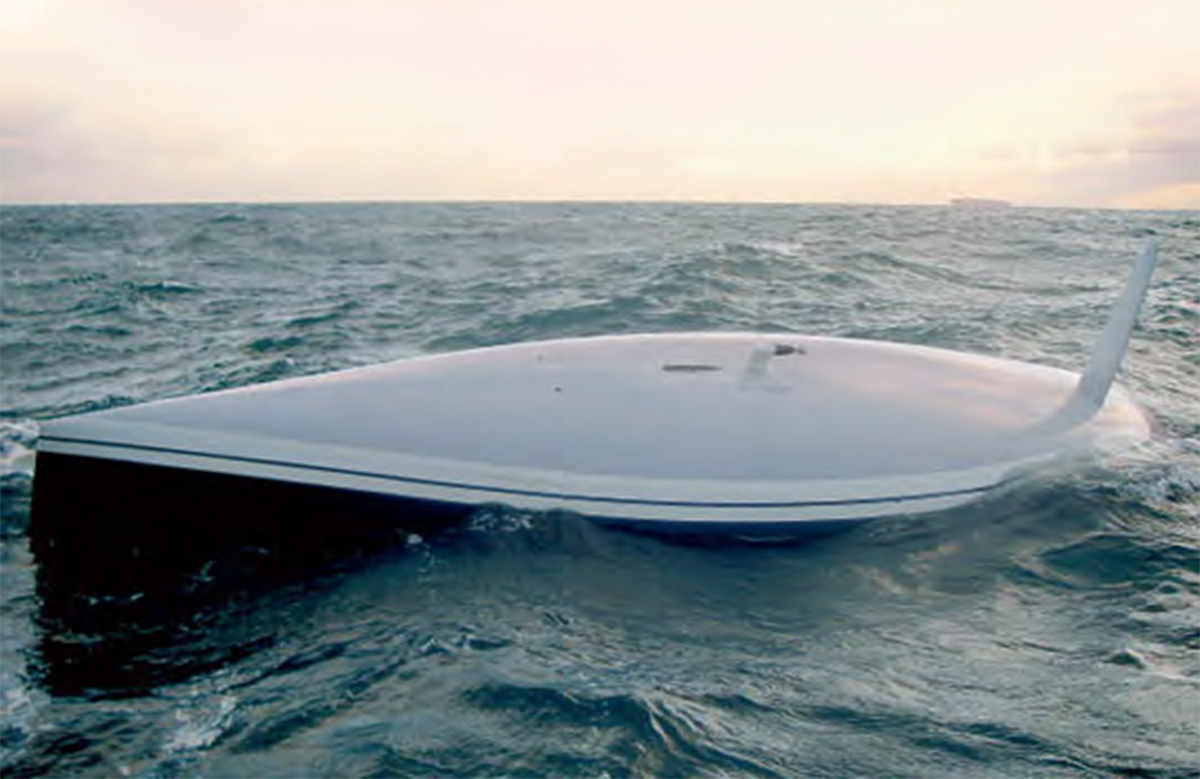 Il relitto del 35 piedi “Hooligan V”. La barca nel 2007 navigava alla volta di Plymouth in Inghilterra, quando perse la chiglia. Hooligan si ribaltò immediatamente e un membro dell’equipaggio perse 
la vita
