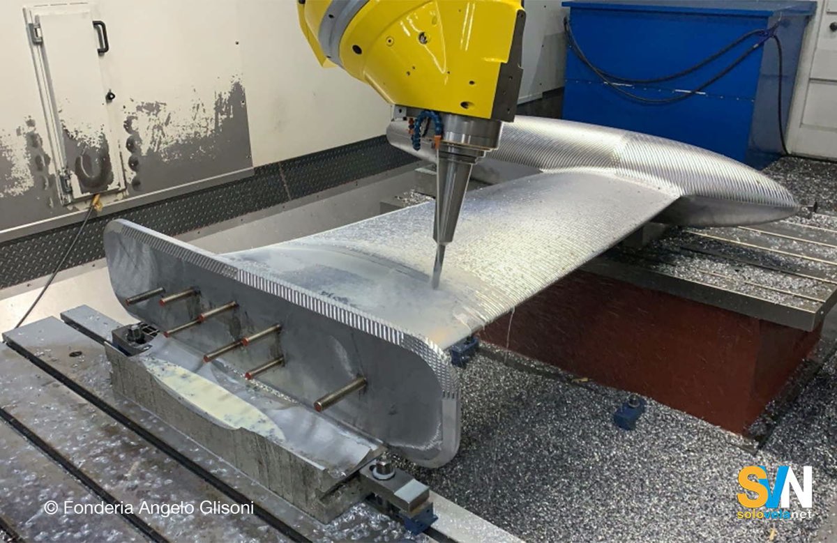 Lavorazione di un bulbo in piombo per un Neo 35 nel'officina di Angelo Glisoni