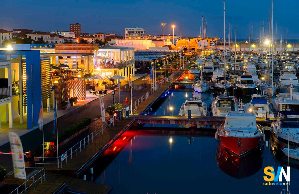 Marina Cala dei Medici di notte
