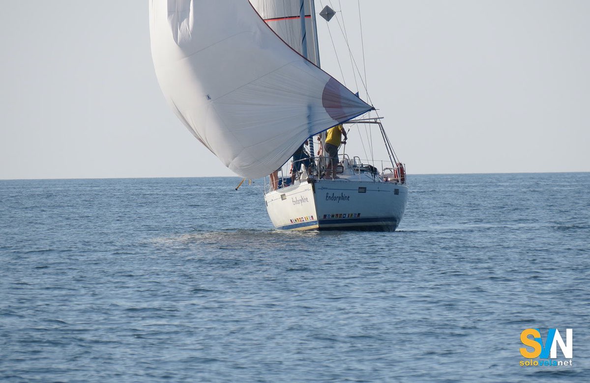 Se la giornata è particolarmente bella e il vento debole ci possiamo aiutare con uno spy o con un gennaker. Se lo abbiamo può bastare anche un code 0, una vela più facile da usare