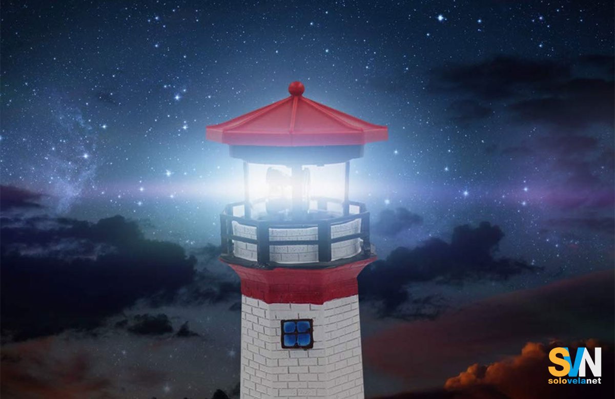 Una sentinella solitaria nella notte: i fari continuano a guidare i naviganti con la loro voce di luce, tra storia, leggende e rotte che attraversano i mari del mondo