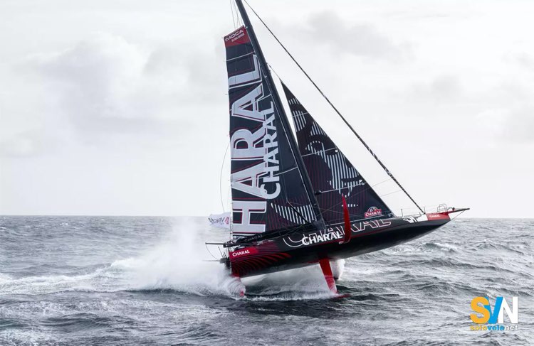 Il team francese Jérémie Beyou e Morgan Lagravière su Charal guida la flotta IMOCA
