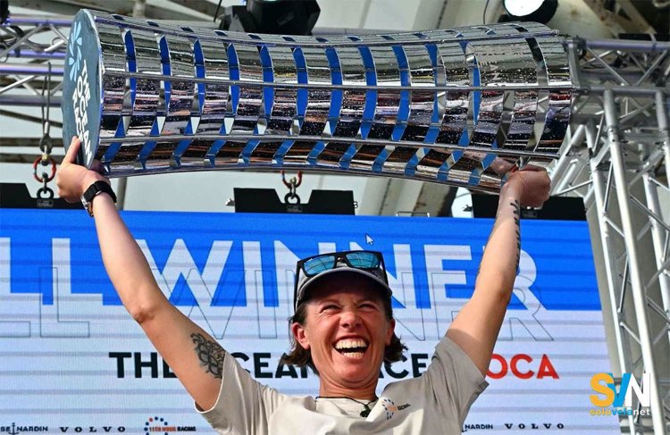 Francesca Clapcich alza il trofeo della The Ocean Race del 2023, che ha vinto insieme al 11th Hour Racing 
