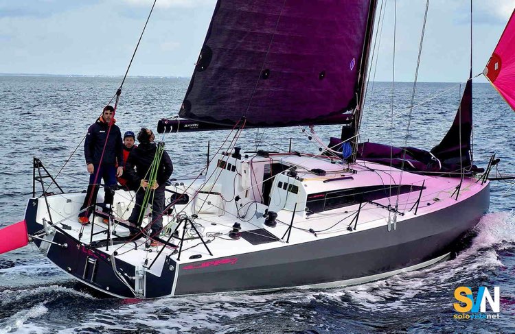 IL JPK 1050 è stato disegnato da Jacques Valer ed è una barca più stabile, meno scattosa ma capace di mantenre velocità anche quando la sua concorrente la perde