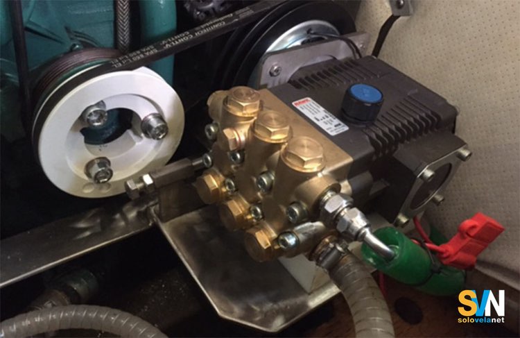 La pompa di un ZP dissalatori applicata al motore delal barca. Questo dissalatore, nonostante produca 200 litri di acqua pura l'ora, nonha bisogno di generatore