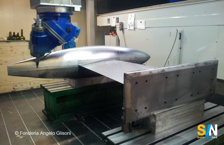 Lavorazione di un bulbo in piombo per un Grand Soleil 46, nell'officina di Angelo Glisoni