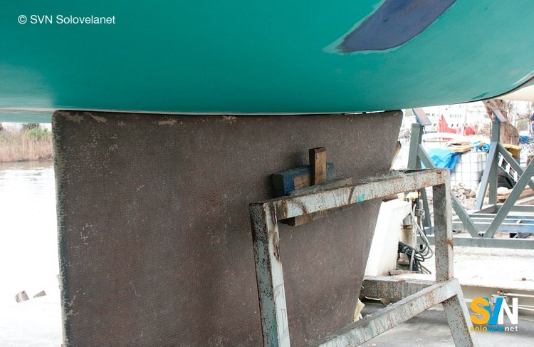 Un vecchio bulbo in piombo chiuso in un guscio protettivo di vetroresina