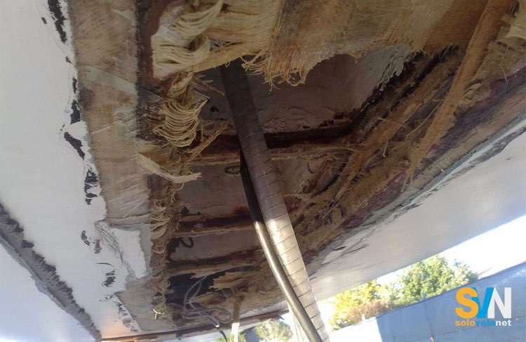 Una barca che ha perso il bulbo per sradicamento