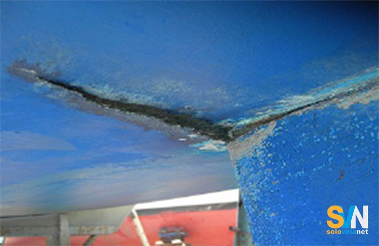 Le disastrose conseguenze sullo scafo di un urto contro uno scoglio. Questa barca ora andrà sbulbata e sottoposta a un profondo lavoro di ricostruzione