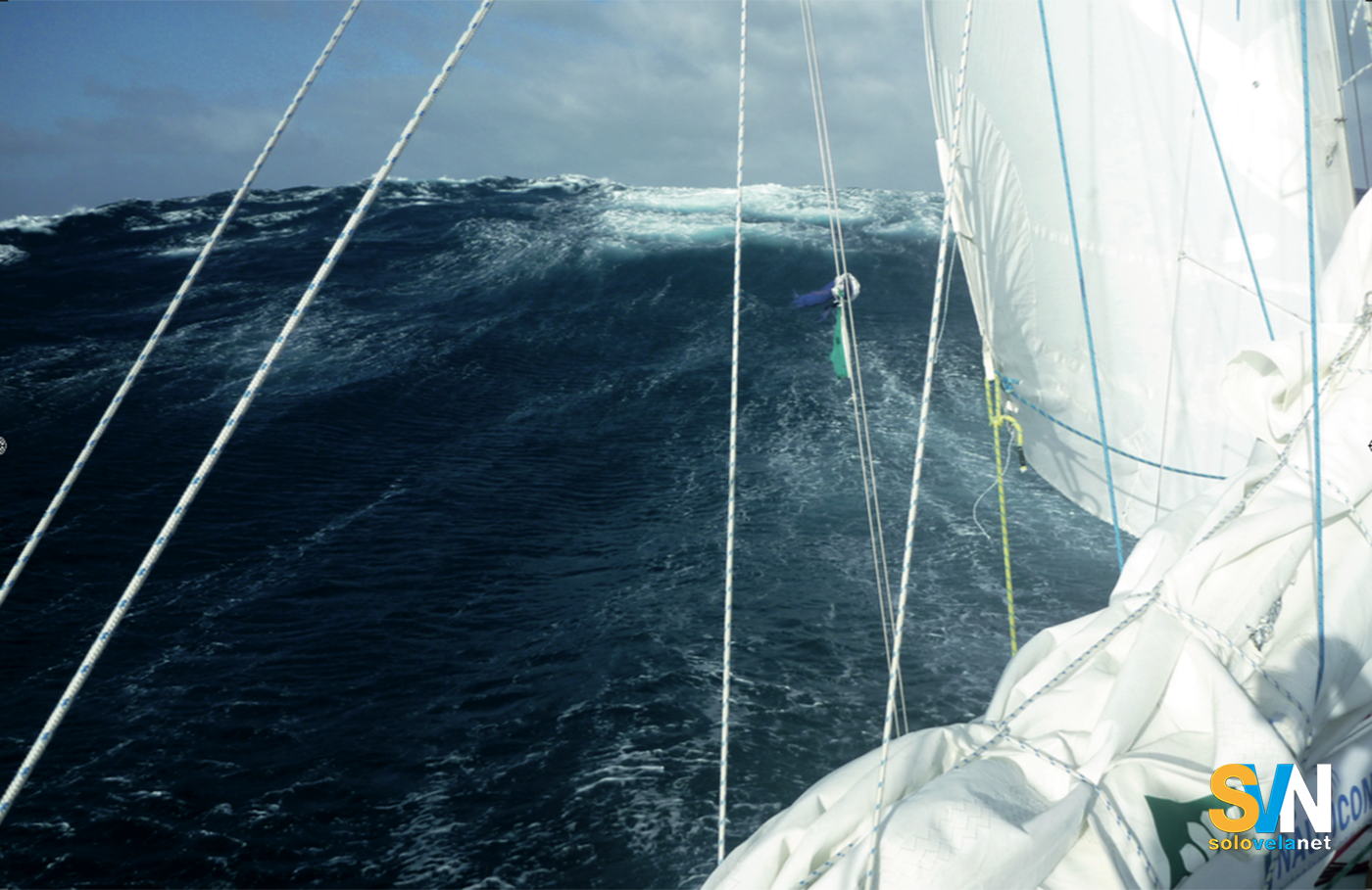 Burrasca in barca a vela: scegliere tra fuga e mettersi alla cappa