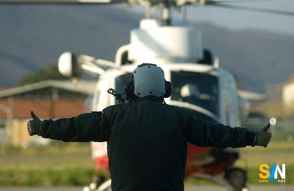 Un elicottero SAR è pronto al decollo per iniziare la sua missione di ricerca