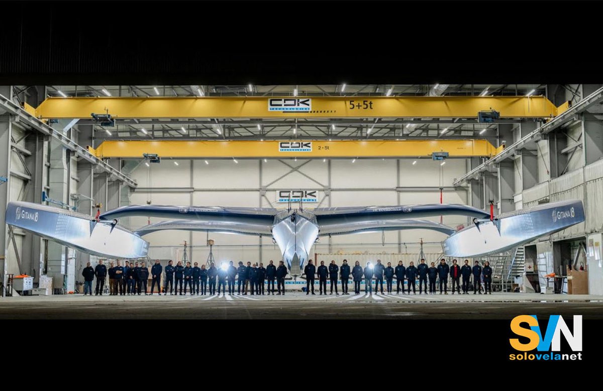 Il Gitana Team schierato sotto il grande trimarano nel giorno della presentazione