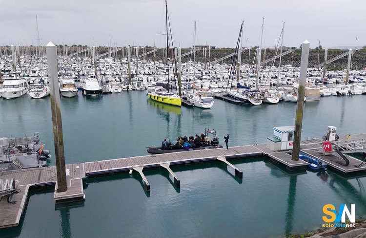 Un porto con i pontili che salgono e scendono lungo i pali e dove ci si ormeggia di fianco al finger senza trappa ne ancora