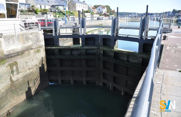 Alcuni porti sono protetti da chiuse che si chiudono prima della bassa marea per intrappolare all'interno l'acqua