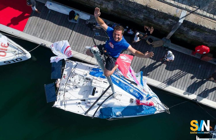 Ambrogio sulla testa dell'albero del suo MIni con il quale ha vinto la Ministransat nel 2019