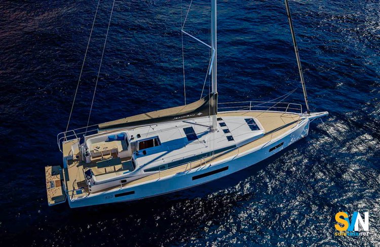 Sun Odyssey 455, alla fonda con laplancetta di poppa aperta