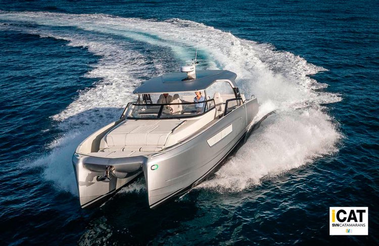 Yot 36, è un catamarano a motore di derivazione motoristica capace di raggiungere i 31 nodi di 