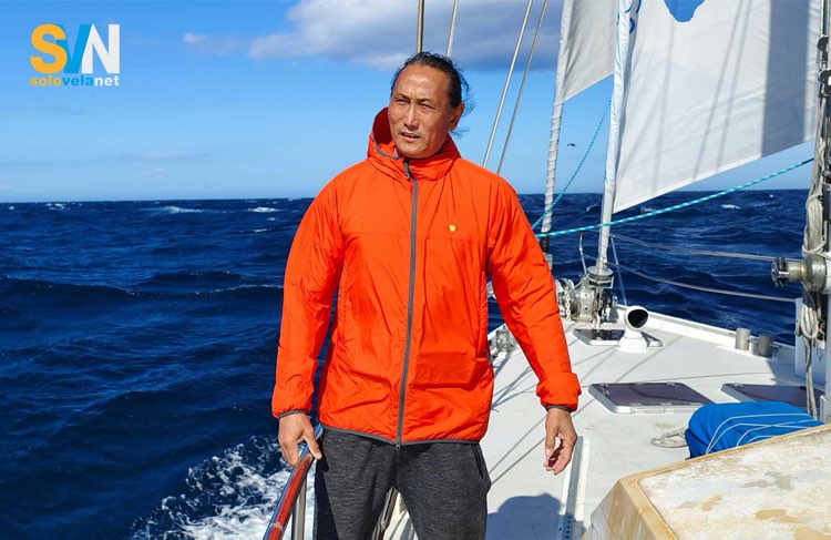 Zhai Mo in navigazione a bordo del suo bi-albero in alluminio, protagonista della campagna sullo scioglimento dei ghiacci