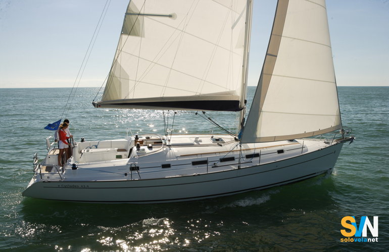 Cyclades 43.3, una barca che fa parte della linea Beneteau dedicata al charter
