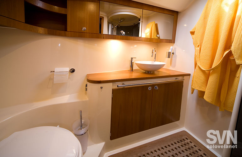 Impression 514, uno dei bagni con il box doccia