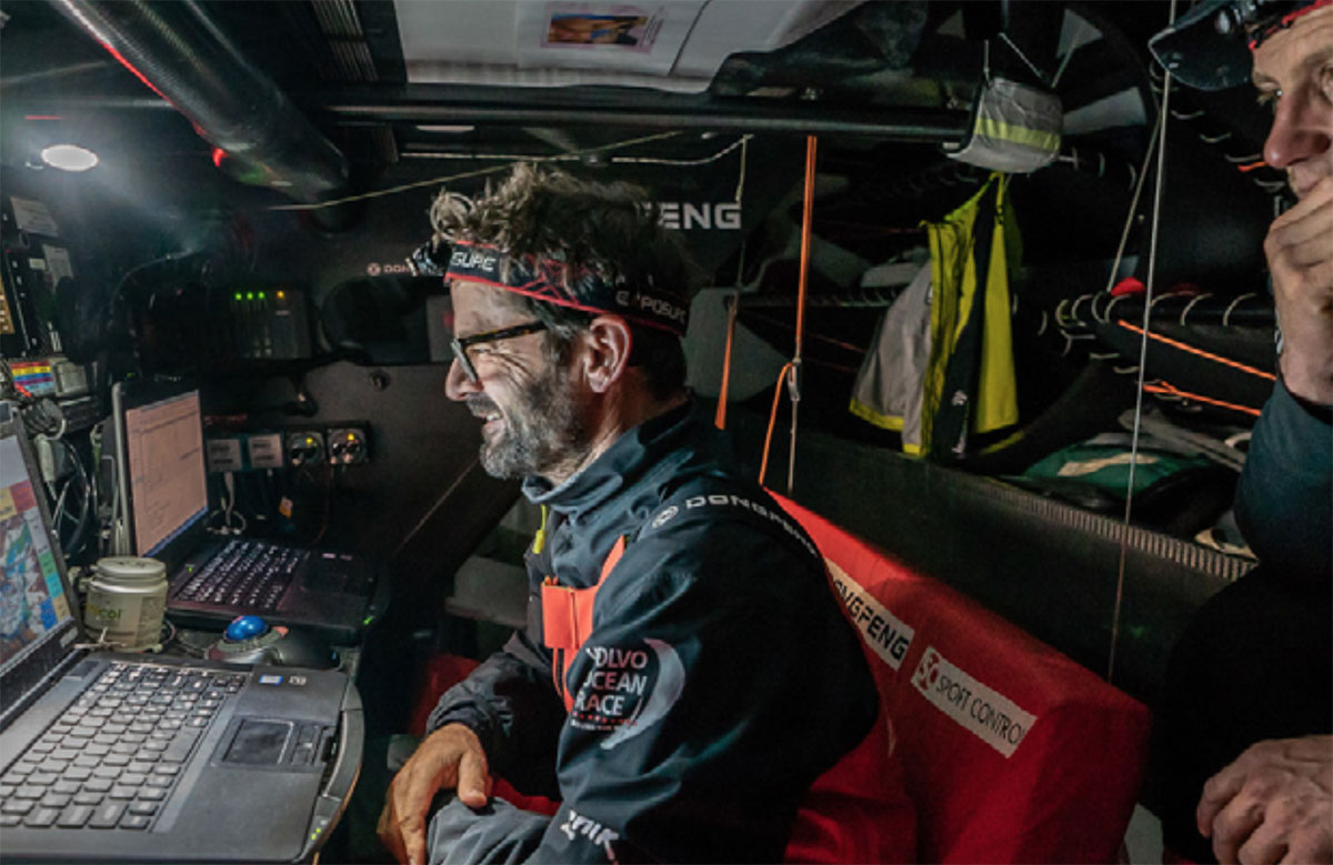 Un navigatore sta studiando il meteo durante la Volvo Ocean Race