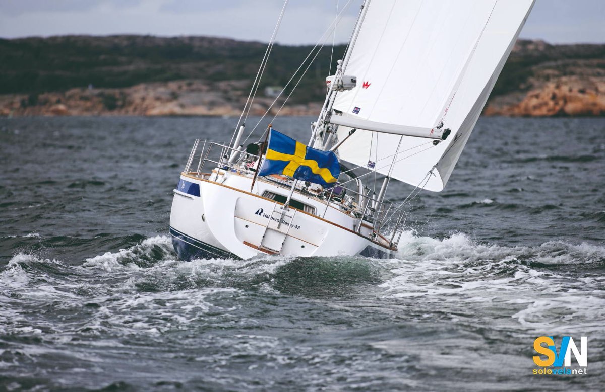 Abbattere con molto vento può essere rischioso, ma anche orzare per virare e prestare il fianco all'onda può esserlo, per questo possiamo aiutarci con il trucco del motore