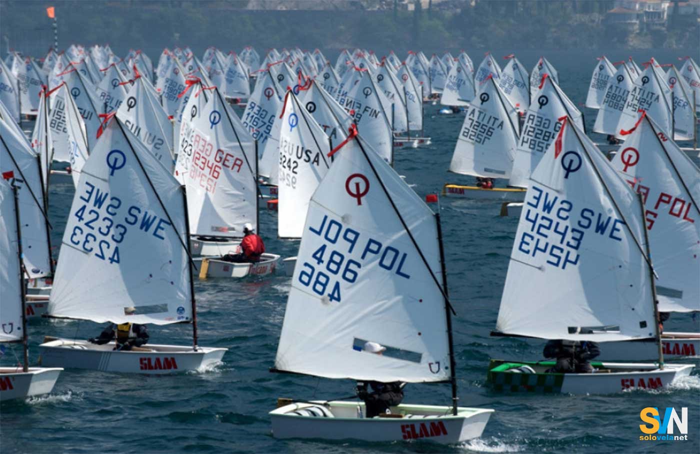 Come si impara ad andare in barca a vela: guida ai corsi, costi e percorsi per tutte le età