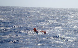 Biondina Nera in mezzo all'Oceano, dopo il disalberamento di lunedì notte