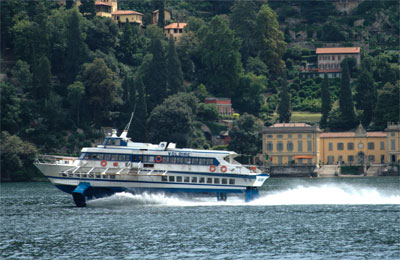 Aliscafo nel golfo di Napoli