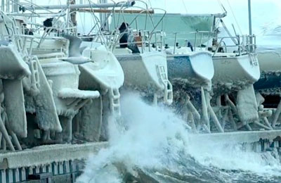© Onne van der Wal - Barche coperte di ghiaccio a Jamestown in Virginia (USA)