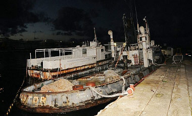 Il rimorchiatore Nestor, lasciato al proprio destino a Porto Torres