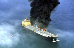 Petroliera in fiamme al largo di Dubai, nessun marinaio è rimasto ferito