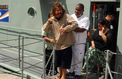 Josè Salvador Alberengo, scende dalla nave che lo ha portato a Majuro
