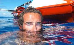 Alex Bellini durante una traversata in canoa