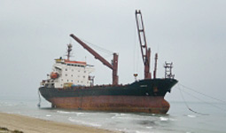 Il Burgas arenato davanti a Castellaneta Marina