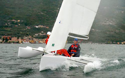 Il trimarano Emozioni durante la navigazione