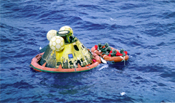 La navicella Apollo 11, al momento dell'ammaraggio