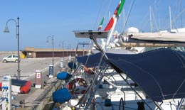 Charter con pannelli e wifi a bordo