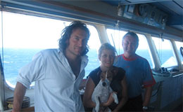 I tre naufraghi del Blue Pearl con il piccolo Terrier