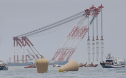 Una delle tre grandi gru che dovranno recuperare il Sewwol dal fondo del mare