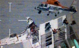 Fasi del salvataggio riprese da un elicottero SAR
