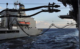 Petroliera militare rifornisce una nave in navigazione