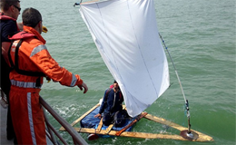 Asif Hussainkhil sulla sua zattera di fortuna nel momento del salvataggio