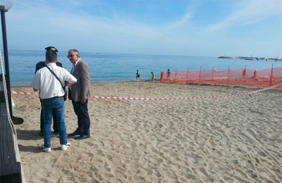 La spiaggia dove sono stati ritrovati gli indumenti della donna