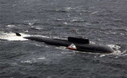 Il sottomarino russo emerge in soccorso di una barca senza carburante