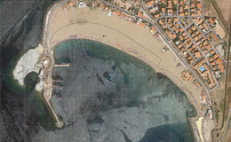 La rada di Bosa Marina con i moli galleggianti